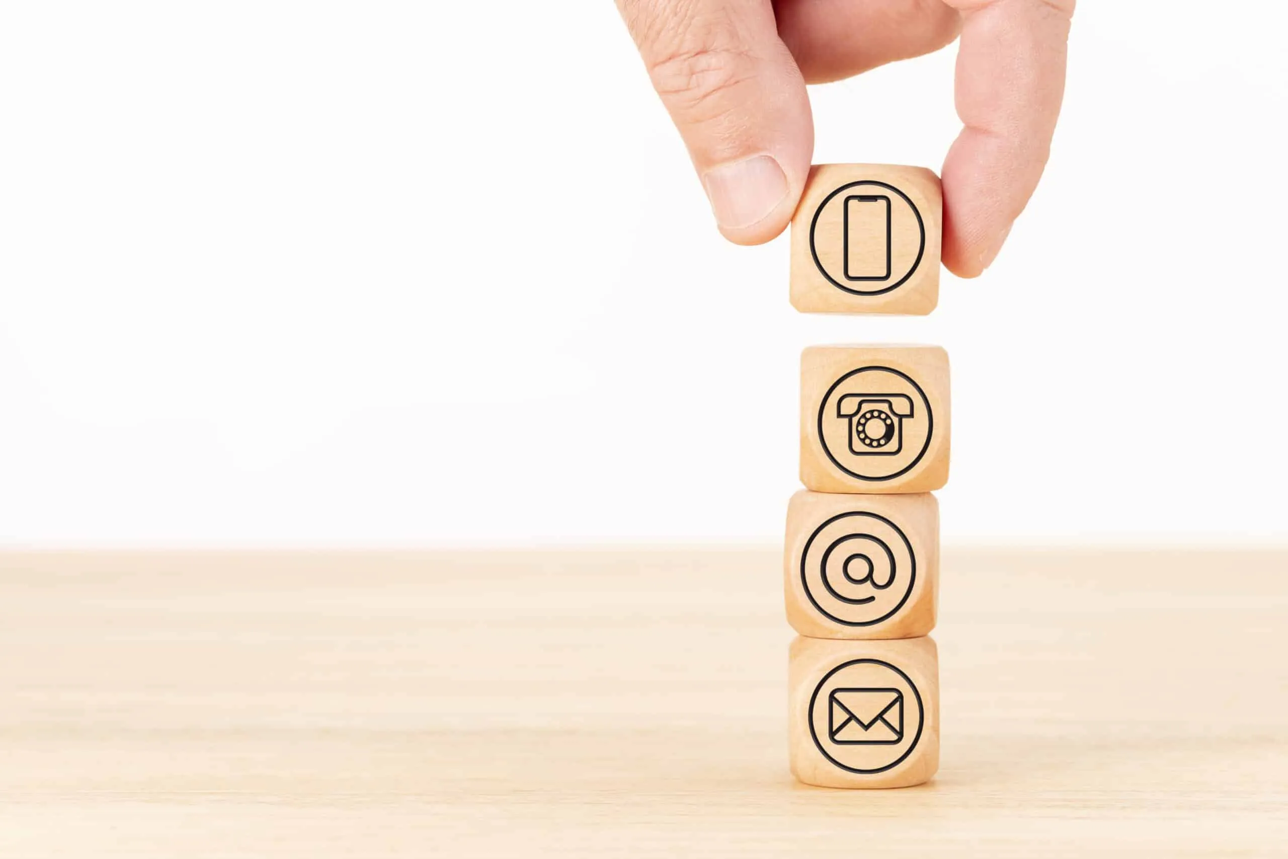 Bloques de madera con iconos de teléfono, mensajes, email y correo