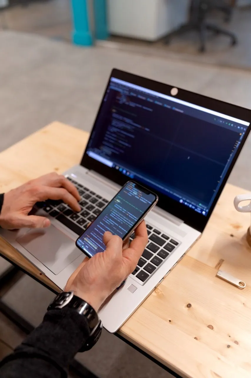 Desarrollo de una página web en un portátil y un móvil
