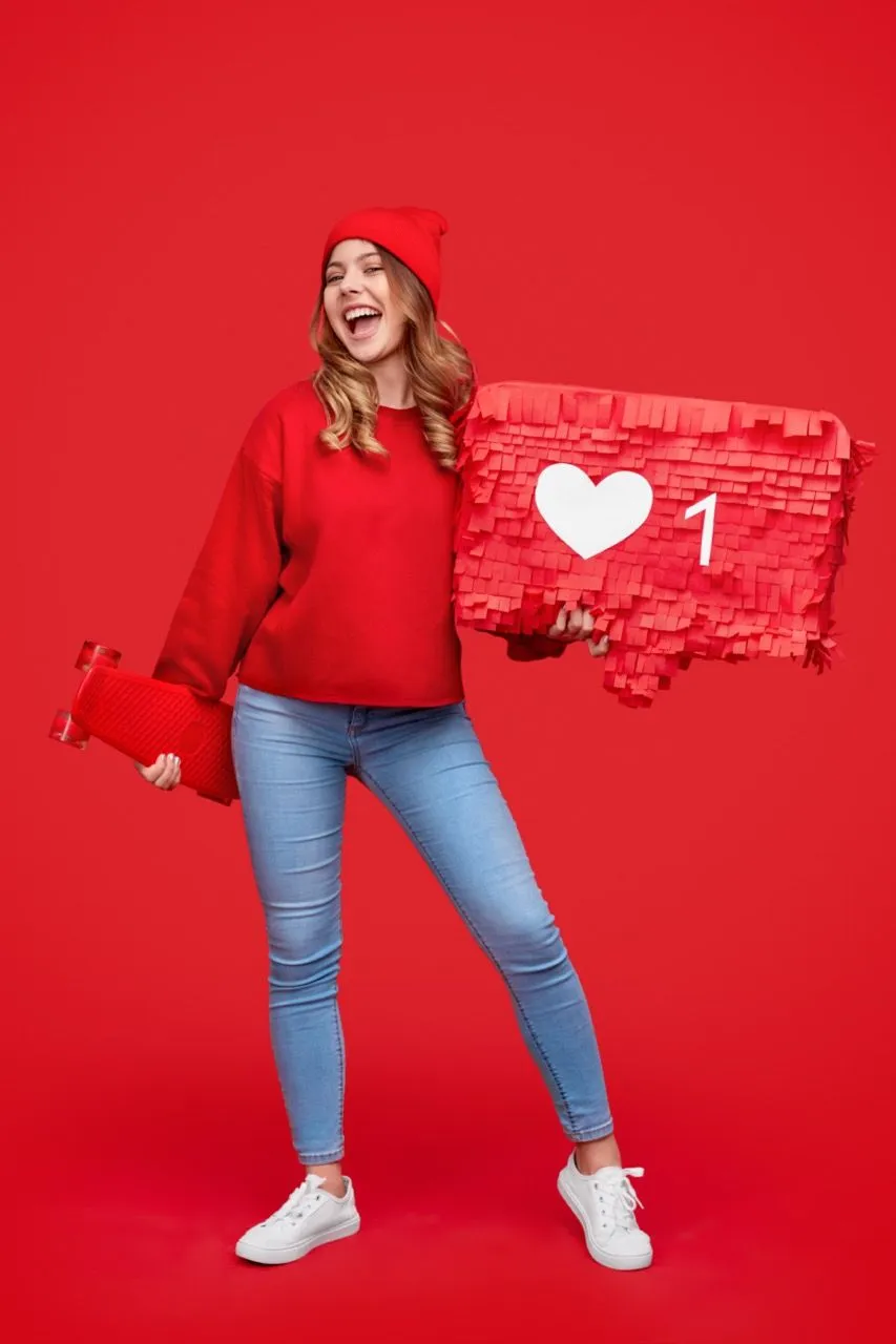 Chica celebrando un "me gusta" en redes sociales