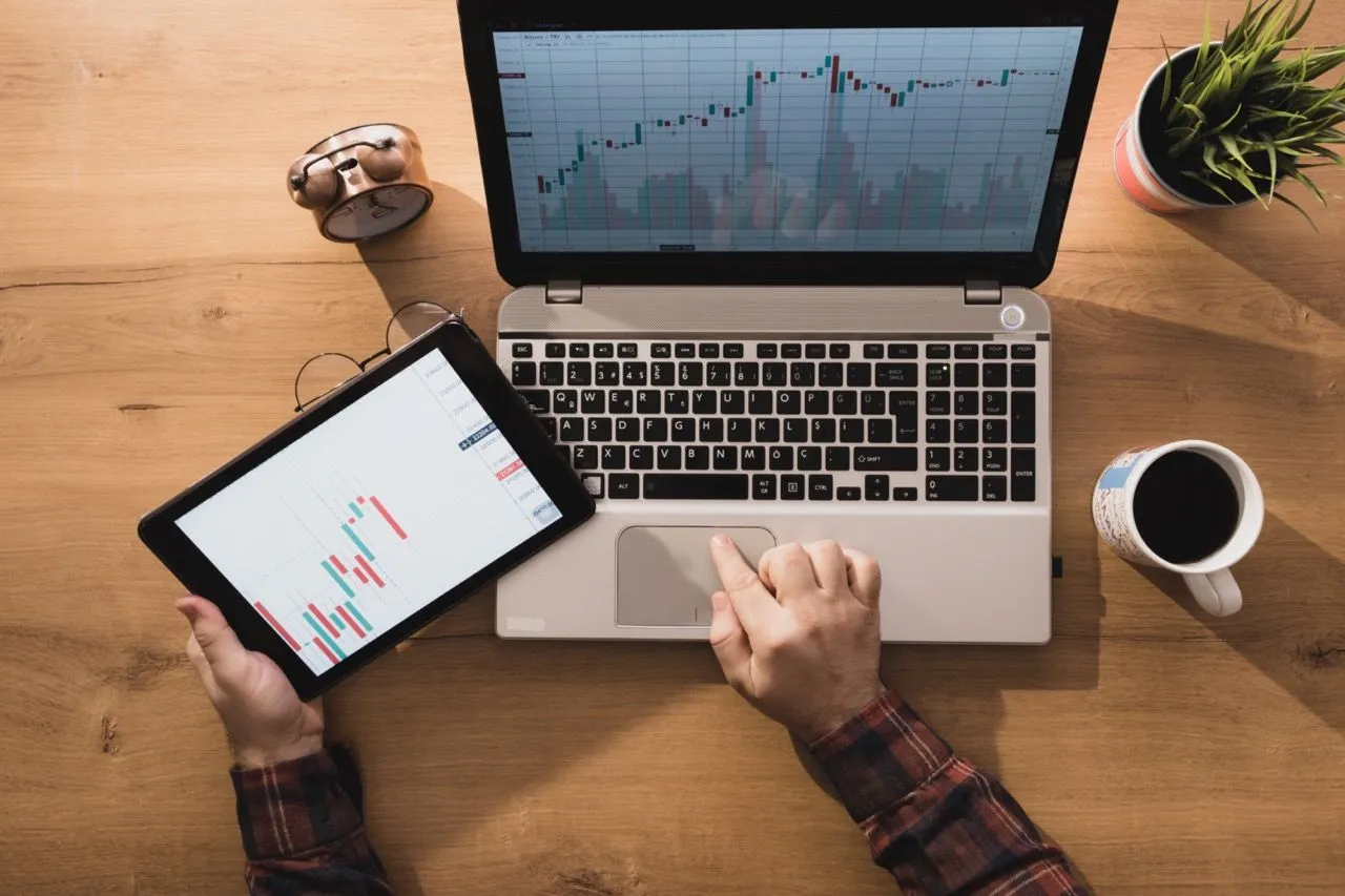 Análisis de campañas de Google Ads en un portátil y una tablet