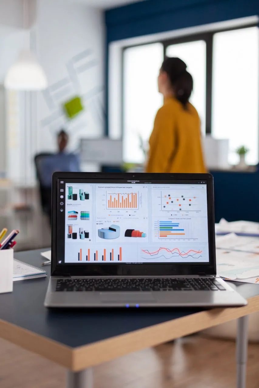 Portátil con gráficas de tráfico web y posicionamiento SEO