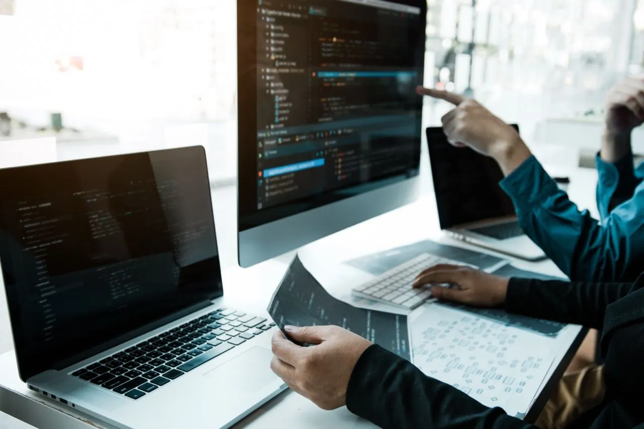 Programador optimizando el código de una web para SEO