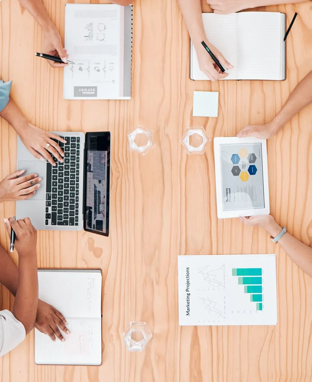 Equipo trabajando en una campaña de publicidad en redes sociales